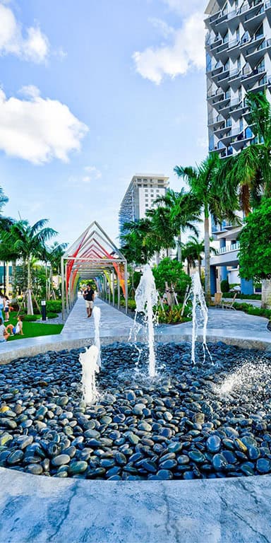 Beautiful community space with a fountain, ideal for dog training in Doral, FL.